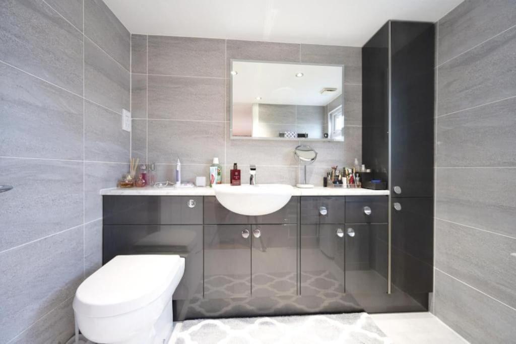 Spacious 4-bed Family House Апартаменты *