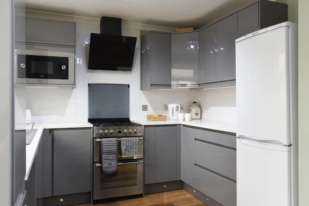 Apartment Spacious 4-bed Family House *
