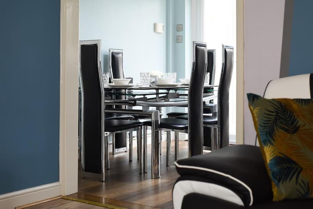 Spacious 4-bed Family House Apartment