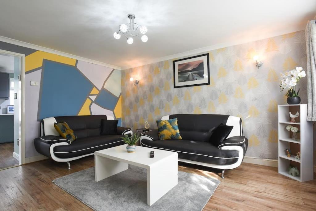 Spacious 4-bed Family House Apartment