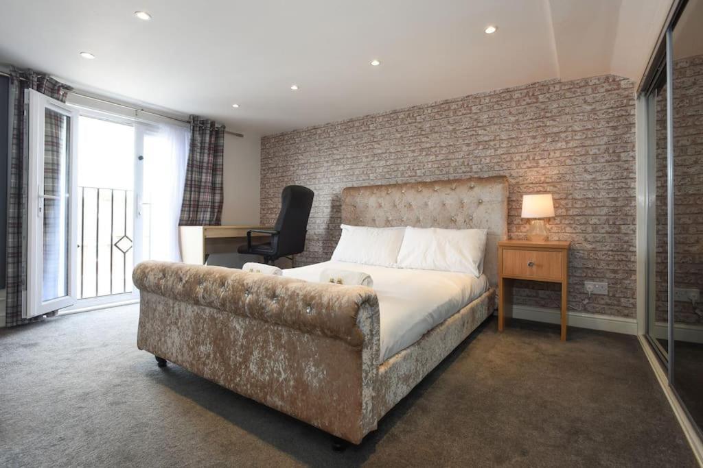 Spacious 4-bed Family House Apartment *