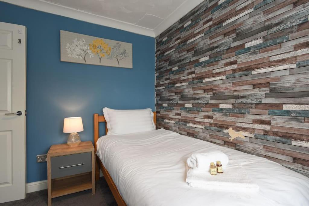 Spacious 4-bed Family House Apartment Portsmouth