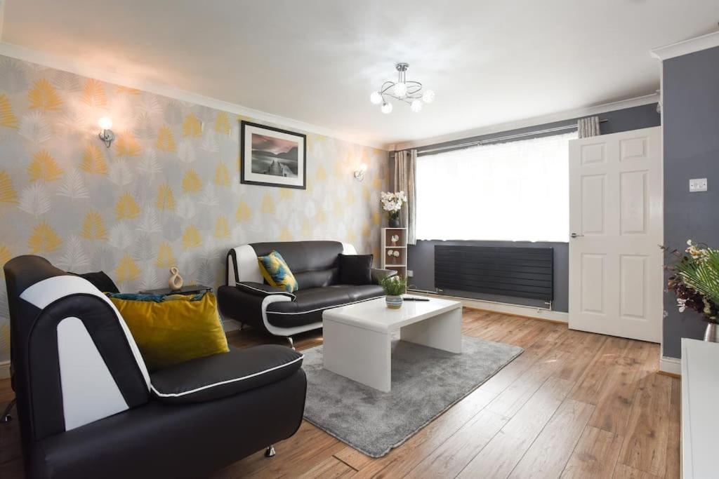 Spacious 4-bed Family House Apartment *